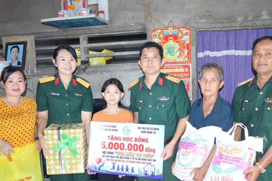 Trao học bổng 'Ươm mầm tri thức' cho học sinh hoàn cảnh khó khăn ở An Giang