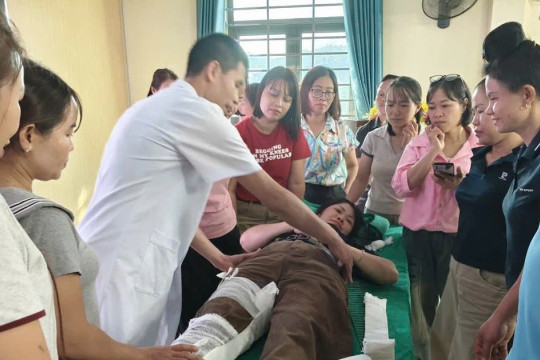 Điện Biên tăng cường năng lực y tế trường học trước năm học mới