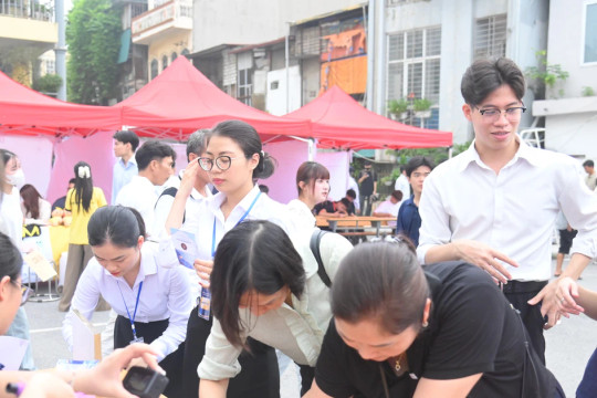 Tân sinh viên D21 Trường Đại học Điện lực bắt đầu hành trình mới
