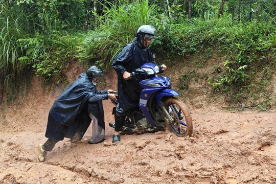 Giáo viên bò giữa bùn, vượt lòng hồ chuẩn bị cho ngày tựu trường