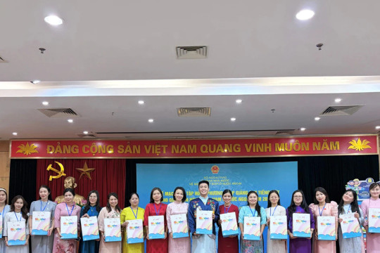 Cầu Vồng Tuổi thơ kết nối văn hóa trao tặng ấn phẩm đến kiều bào tại 17 quốc gia