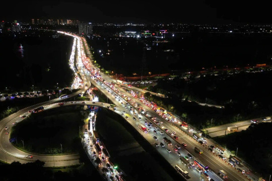 Đêm 28/8, dòng xe rời Hà Nội vẫn nối dài ở cửa ngõ phía Nam