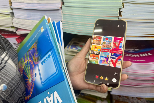 Phụ huynh TP Hồ Chí Minh xếp hàng mua sách giáo khoa xuyên lễ