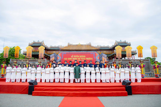 Tuyên dương học sinh giỏi trong lễ truyền lô triều Nguyễn