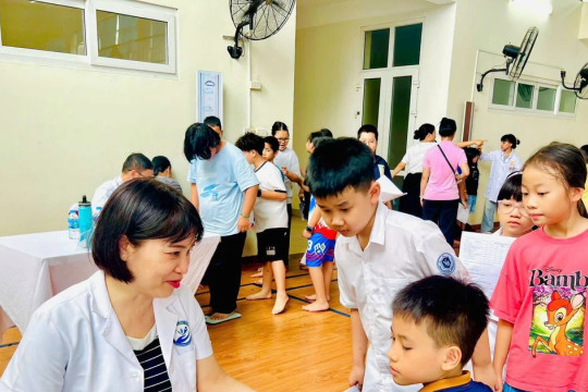 Hà Nội phấn đấu đến năm 2030 có 60% trường công có nhân viên y tế chuyên trách