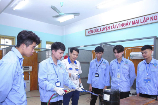 Từng bước đưa giáo dục trung học nghề vào thực tiễn