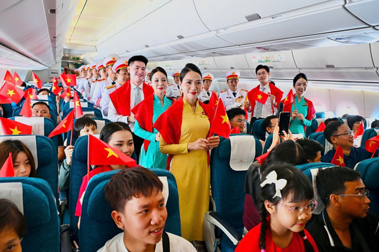 Giai điệu Quốc khánh vang lên ở độ cao 10.000 mét trên chuyến bay Vietnam Airlines