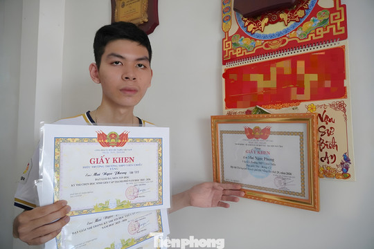 Nam sinh năn nỉ mẹ xoay học phí để được lên giảng đường