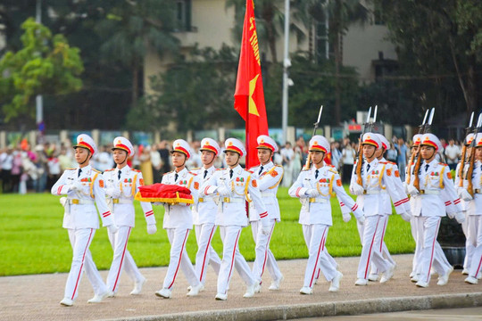 Nghìn người đến Quảng trường Ba Đình từ 4h dự Lễ Thượng cờ ngày Quốc khánh