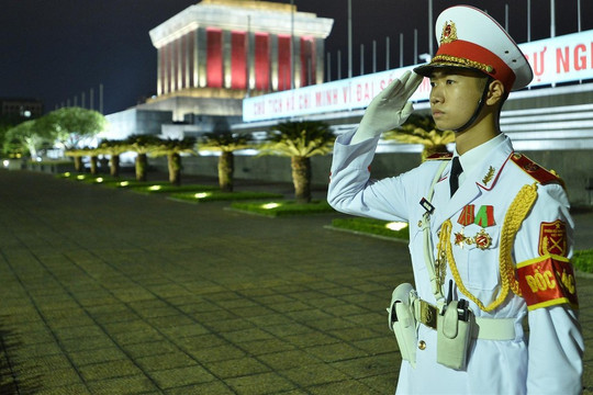 Đêm đầu tiên làm nhiệm vụ canh giấc ngủ cho Người