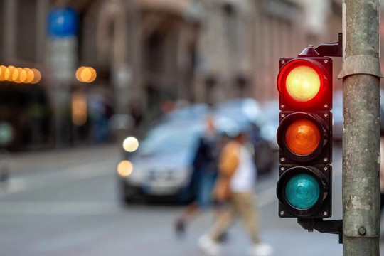 Vì sao đèn giao thông có 3 màu xanh, vàng, đỏ?