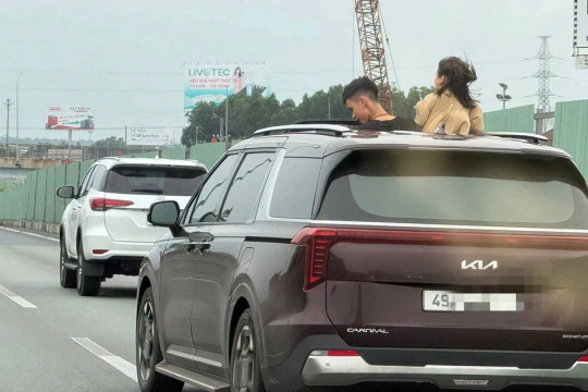 Xử phạt nữ tài xế cho trẻ ‘hóng gió’ khi đang lưu thông trên cao tốc
