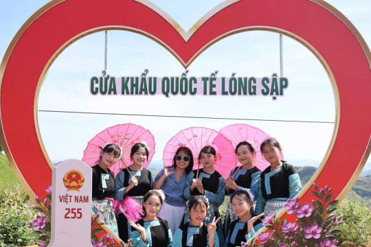 Phiên chợ vùng biên giới Lóng Sập 'níu' chân du khách muôn phương
