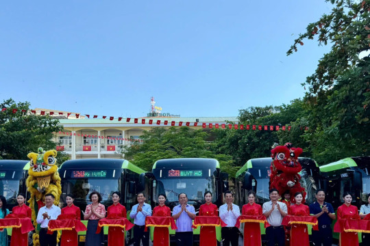 Quảng Ninh khai trương tuyến xe buýt điện đưa đón học sinh miễn phí