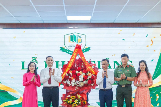 Trường Phổ thông Phùng Hưng tưng bừng khai giảng năm học mới