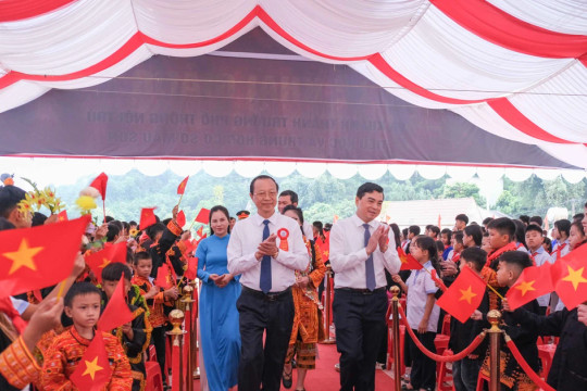 Thứ trưởng Phạm Ngọc Thưởng dự khai giảng, khánh thành trường nội trú ở Lạng Sơn