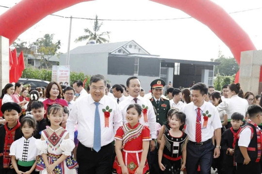 Phó Thủ tướng Thường trực Chính phủ Phạm Gia Túc dự Lễ khai giảng tại Điện Biên