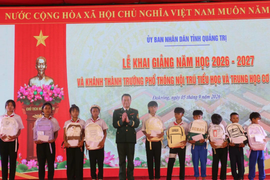 Biên phòng Quảng Trị tiếp sức cho học sinh khó khăn ở biên giới ngày khai trường