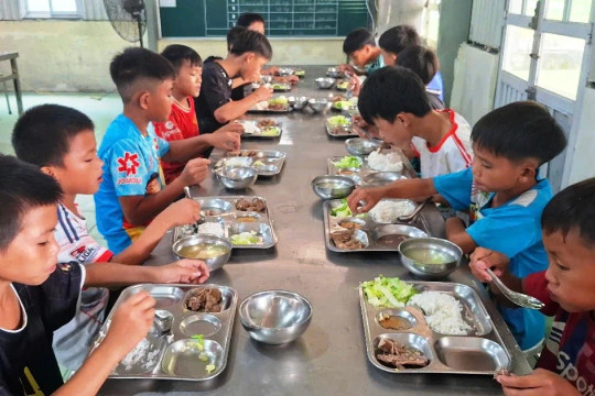 Bữa cơm bán trú đầu tiên của học sinh lớp 6 ở Mường Lý (Thanh Hóa)