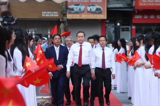 Chủ tịch Quốc hội Trần Thanh Mẫn dự lễ khai giảng tại Hưng Yên