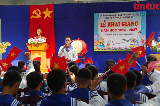 Rộn ràng ngày khai giảng năm học mới ở Đặc khu Trường Sa