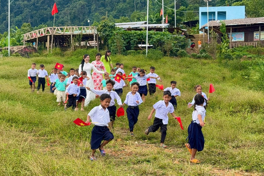 Lễ khai giảng của 3 cô giáo và 38 học sinh ở điểm trường lưng chừng núi