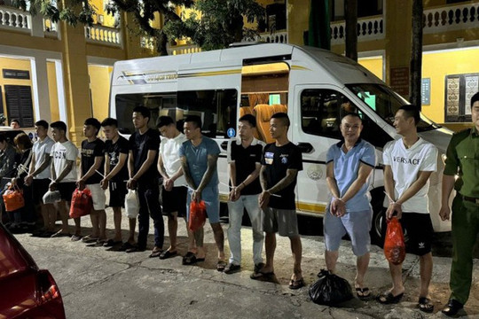 Công an kiểm tra các quán karaoke, bắt khẩn cấp 4 môi giới