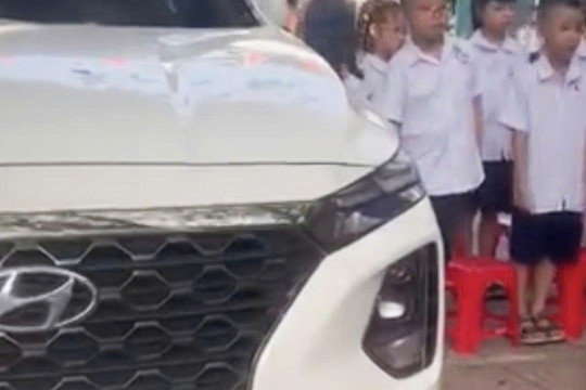 Ô tô đỗ chình ình giữa khu vực học sinh chào cờ, phường yêu cầu làm rõ
