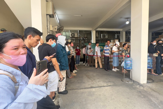 Phụ huynh nghỉ làm, vượt trăm km lên TPHCM xếp hàng giữa nắng nóng mua SGK