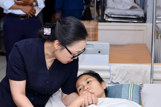 Thứ trưởng Nguyễn Thị Quyên Thanh thăm cô giáo mầm non xả thân cứu trẻ