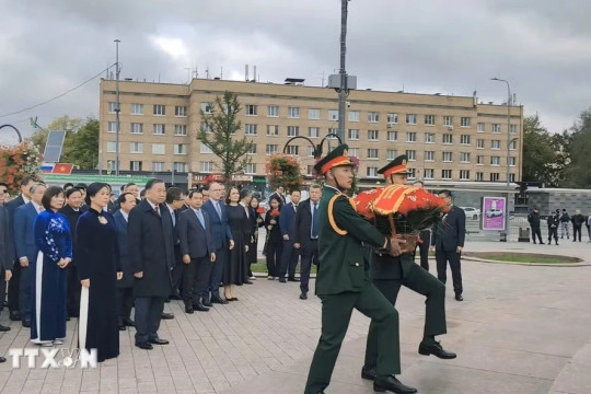 Tổng Bí thư, Chủ tịch nước Tô Lâm đặt hoa tại Quảng trường Hồ Chí Minh ở Moskova
