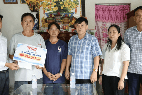 Trao hơn 400 triệu đồng cho 'cậu bé bánh mì' gặp tai nạn giao thông ở Cần Thơ