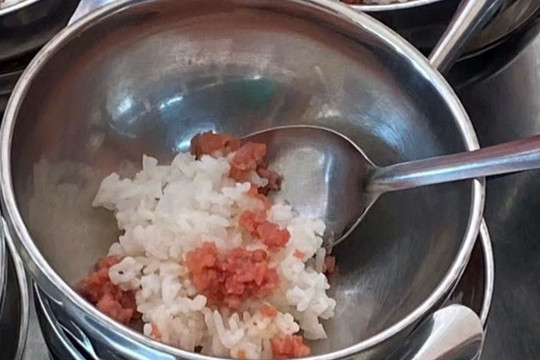 Kiểm tra trường mầm non sau hình ảnh suất ăn của trẻ chỉ có vài miếng thịt