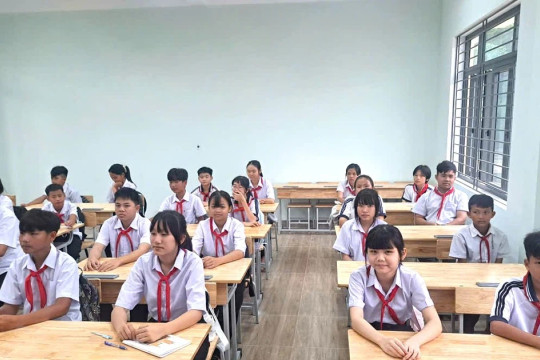 Mở cánh cửa tương lai cho học sinh vùng biên