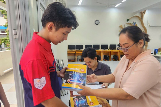 TP Hồ Chí Minh: Không còn cảnh xếp hàng chờ mua sách giáo khoa