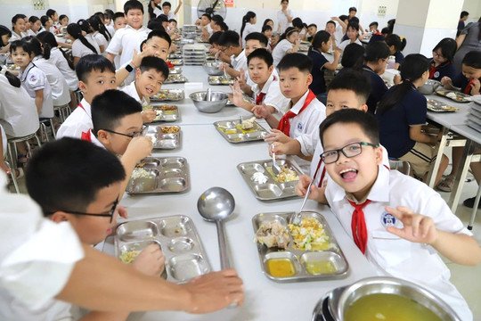 Hà Nội yêu cầu nâng cao chất lượng công tác tổ chức, quản lý bữa ăn bán trú cho học sinh