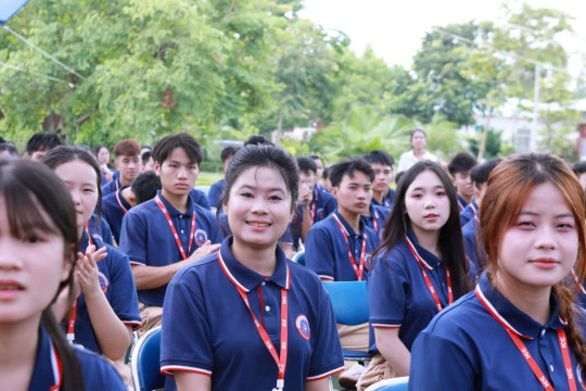 Thầy Hiệu trưởng khuyên tân sinh viên học thật, làm thật và sống trọn với đam mê