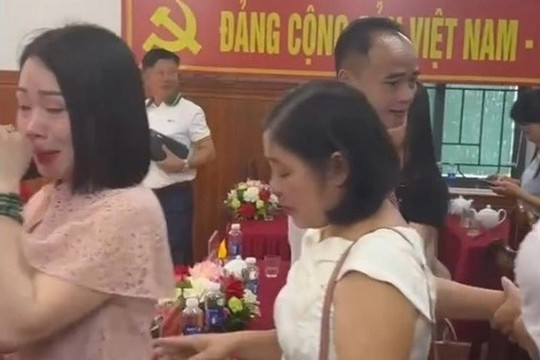 Nhiều giáo viên bật khóc trong ngày chia tay hiệu trưởng