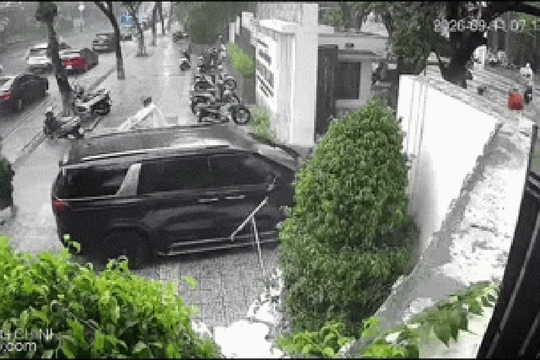 Phụ huynh lái ô tô vào trường tiểu học, bất chấp lệnh cấm gây bức xúc