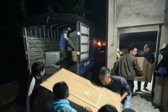 Nước sông Sê Pôn dâng cao, người dân vùng biên Quảng Trị ‘chạy lũ’ trong đêm