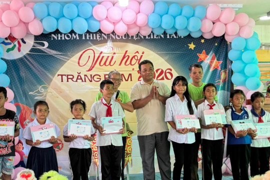 Mang Trung thu đến với học sinh Khmer ở An Giang