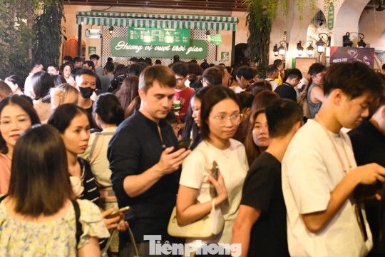 Cảnh tượng chưa từng có trước ngày kem Tràng Tiền đóng cửa