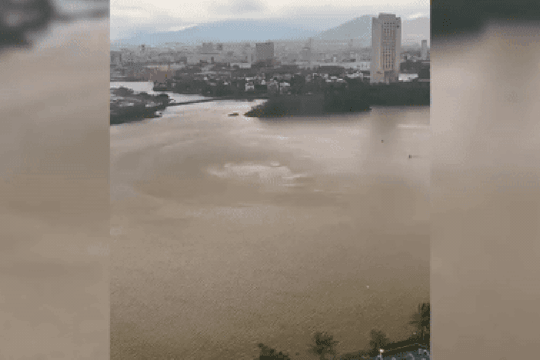 Clip gió mạnh cuốn bay nhà phao, xô đổ trụ điện, "quật" người đi đường ở Đà Nẵng