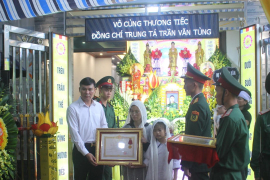 Truy tặng Huân chương Dũng cảm cho Trung tá Trần Văn Tùng