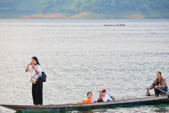 Mở đường để học sinh Ngòi Hoa không còn phải 'vượt sông tìm chữ'