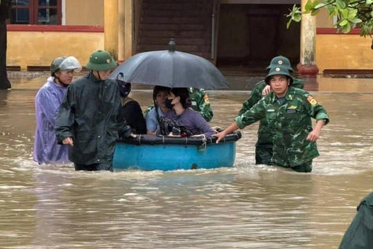 Mưa lớn ngập trường, bộ đội dùng thuyền thúng "giải cứu" học sinh