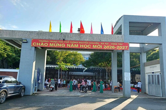 TP Hồ Chí Minh: Phụ huynh phải đứng ngoài cổng vì đi họp muộn một tiếng