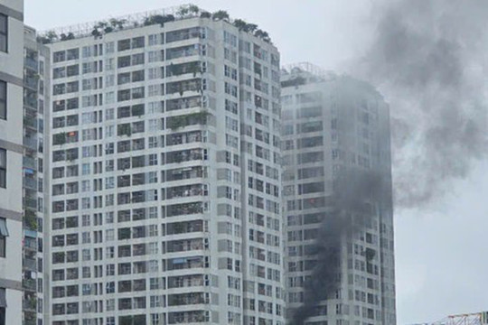 Lực lượng chữa cháy tại chỗ dập tắt ngay đám cháy tại chung cư 90 Nguyễn Tuân