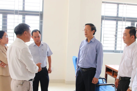 Thứ trưởng Phạm Ngọc Thưởng thăm Trường phổ thông nội trú biên giới ở Đắk Lắk
