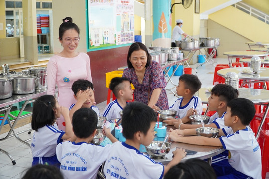 Phụ huynh cho con ăn bán trú tại trường đóng những khoản nào?